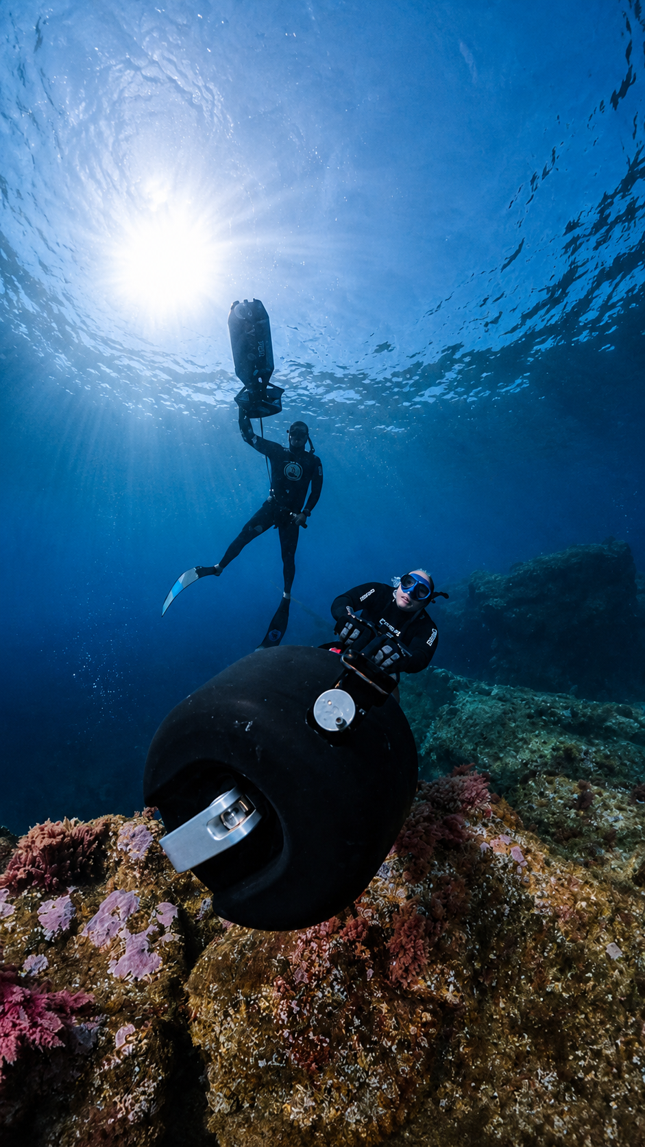 Freediver taucht in die Tiefe