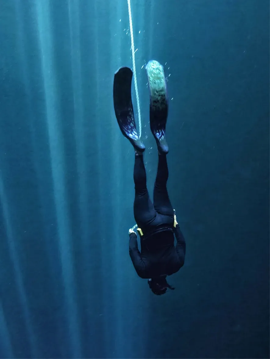 Freediver taucht in die Tiefe